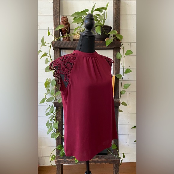 Express: Stylish Burgundy Top with Lace Details - Picture 14 of 17